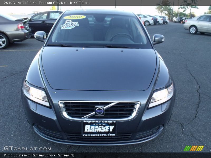 Titanium Grey Metallic / Off Black 2010 Volvo S40 2.4i