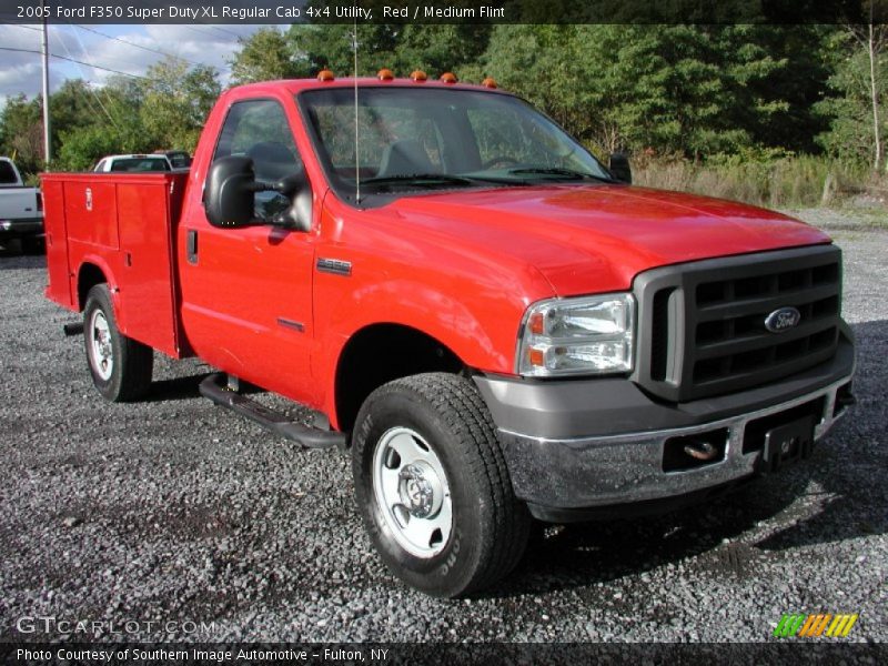 Front 3/4 View of 2005 F350 Super Duty XL Regular Cab 4x4 Utility