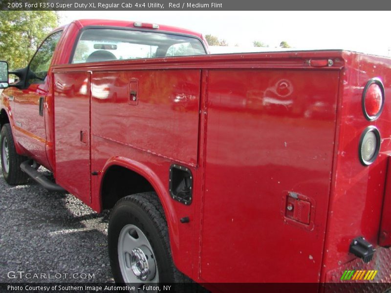 Red / Medium Flint 2005 Ford F350 Super Duty XL Regular Cab 4x4 Utility