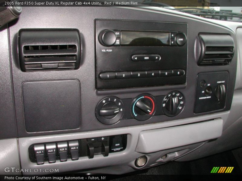 Controls of 2005 F350 Super Duty XL Regular Cab 4x4 Utility