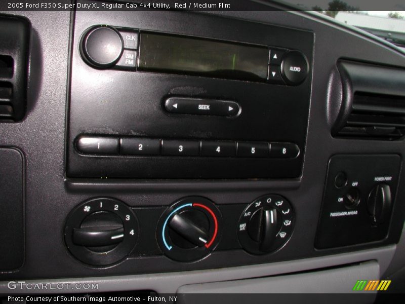 Controls of 2005 F350 Super Duty XL Regular Cab 4x4 Utility