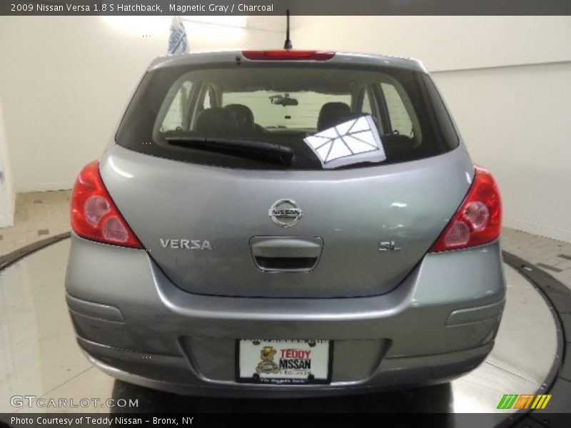 Magnetic Gray / Charcoal 2009 Nissan Versa 1.8 S Hatchback