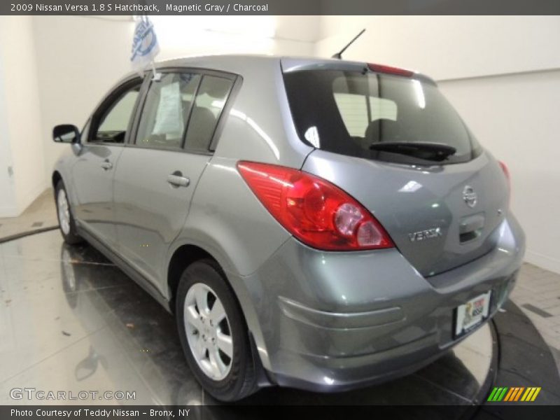 Magnetic Gray / Charcoal 2009 Nissan Versa 1.8 S Hatchback