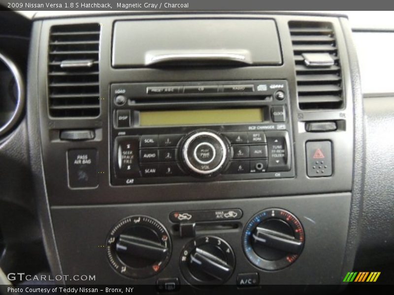 Magnetic Gray / Charcoal 2009 Nissan Versa 1.8 S Hatchback