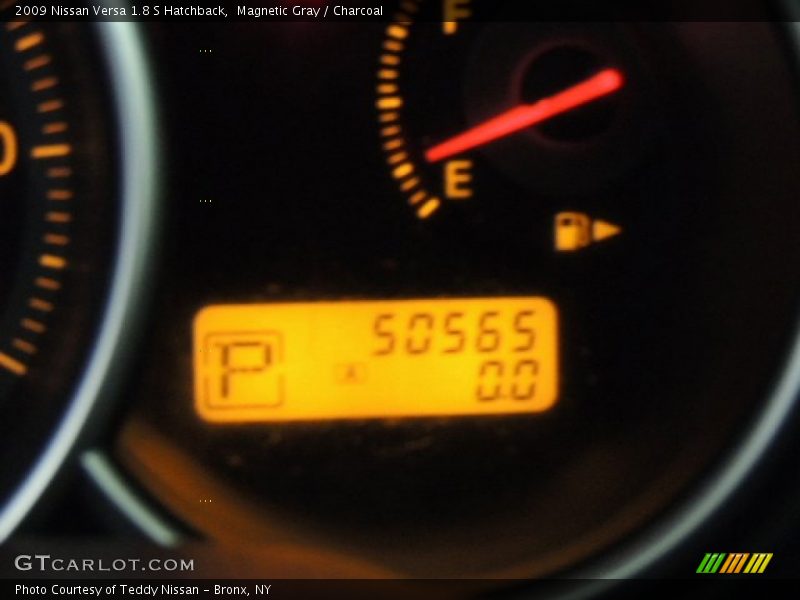 Magnetic Gray / Charcoal 2009 Nissan Versa 1.8 S Hatchback