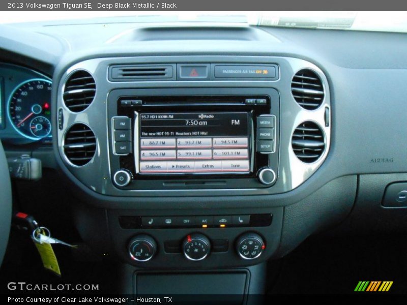 Deep Black Metallic / Black 2013 Volkswagen Tiguan SE