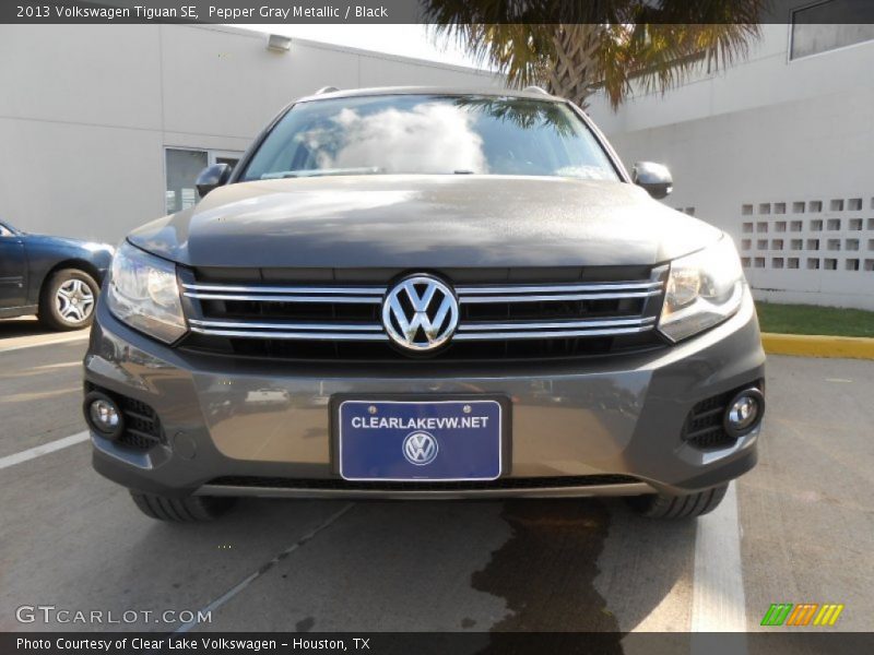 Pepper Gray Metallic / Black 2013 Volkswagen Tiguan SE