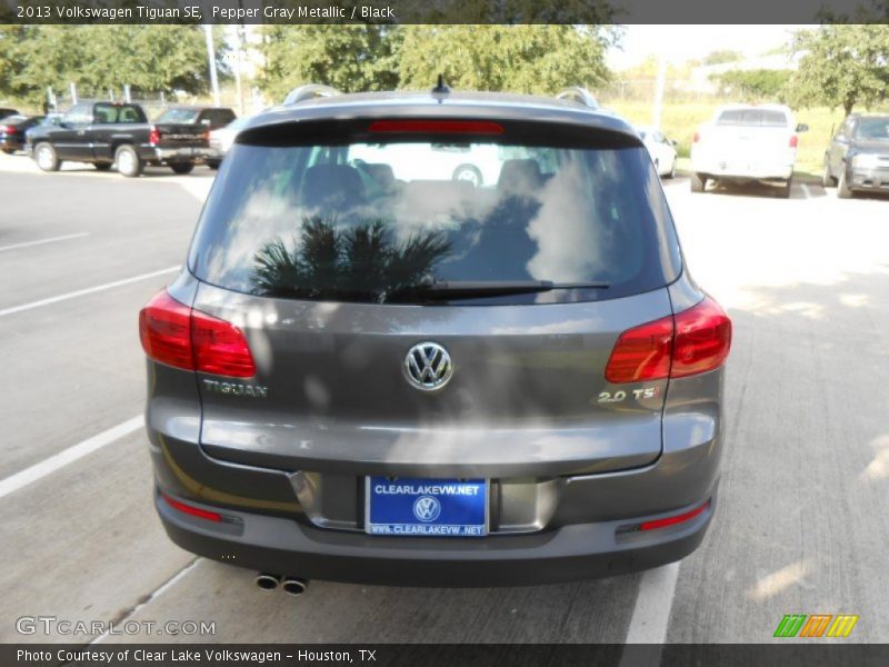 Pepper Gray Metallic / Black 2013 Volkswagen Tiguan SE