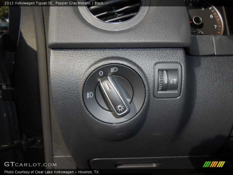 Pepper Gray Metallic / Black 2013 Volkswagen Tiguan SE