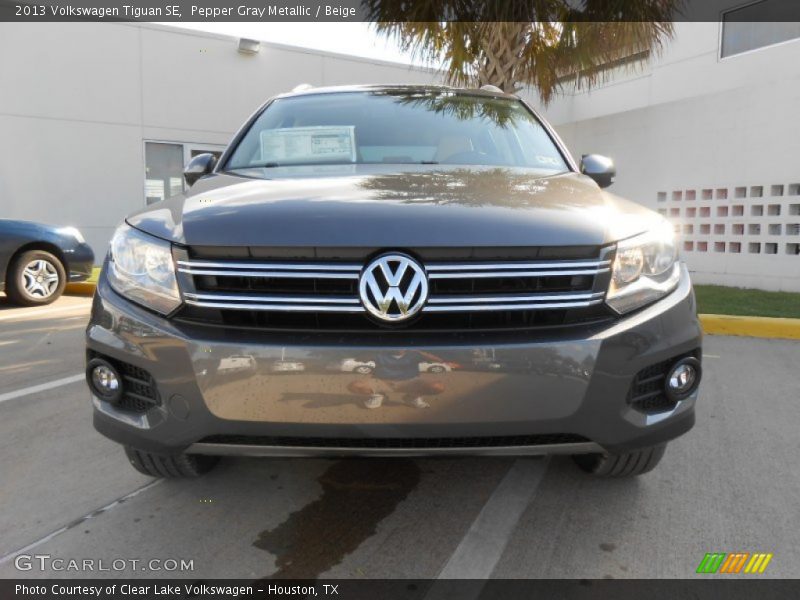 Pepper Gray Metallic / Beige 2013 Volkswagen Tiguan SE