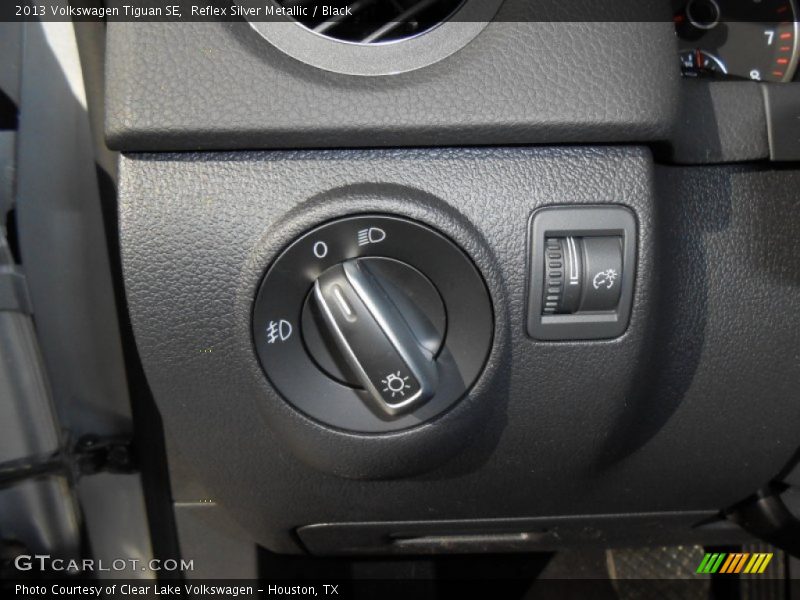 Reflex Silver Metallic / Black 2013 Volkswagen Tiguan SE