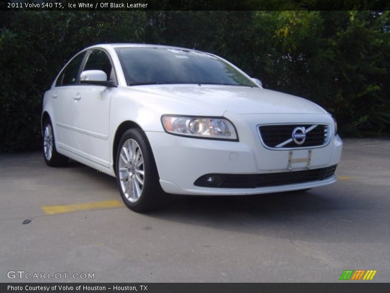 Ice White / Off Black Leather 2011 Volvo S40 T5