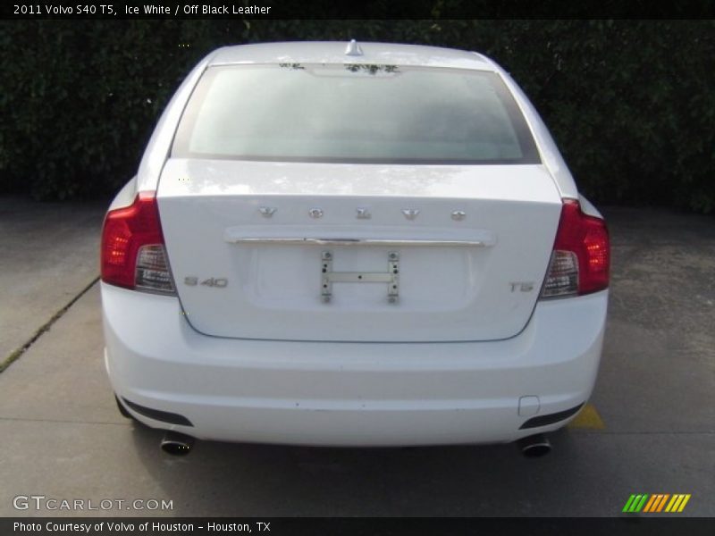 Ice White / Off Black Leather 2011 Volvo S40 T5