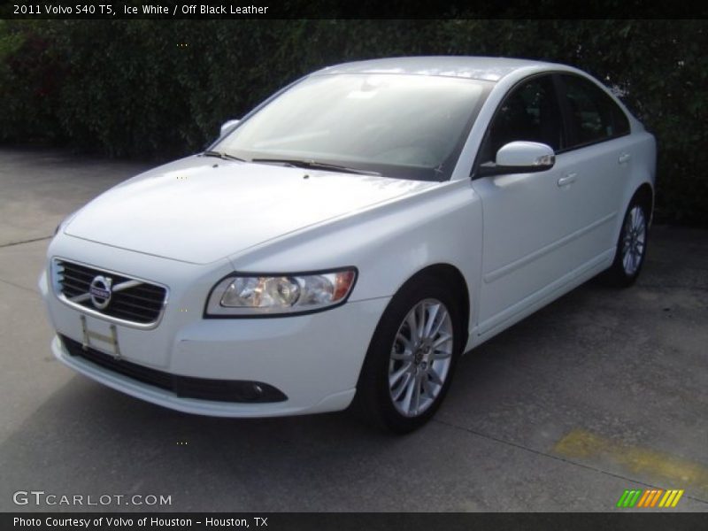 Ice White / Off Black Leather 2011 Volvo S40 T5