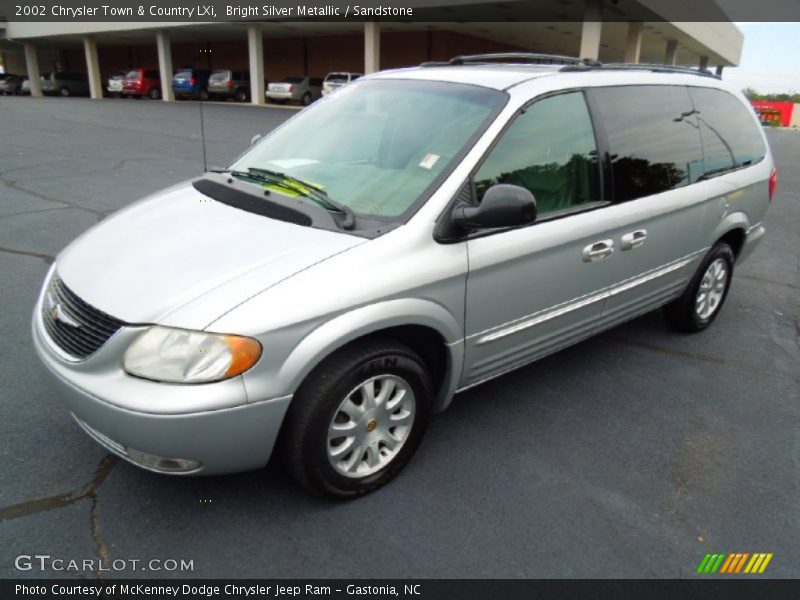 Front 3/4 View of 2002 Town & Country LXi