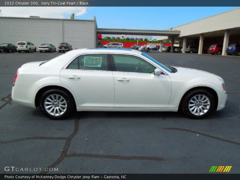 Ivory Tri-Coat Pearl / Black 2013 Chrysler 300