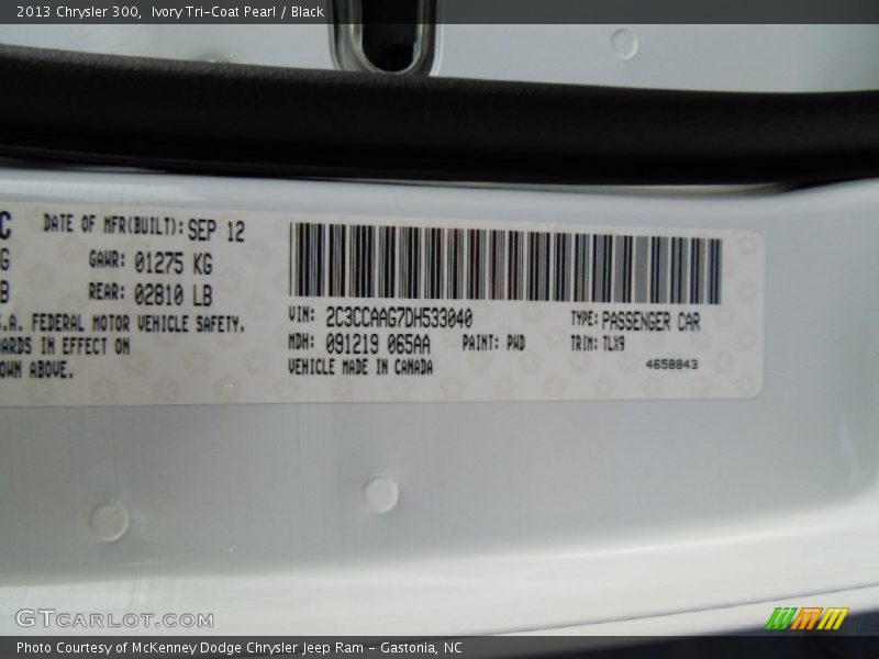 Ivory Tri-Coat Pearl / Black 2013 Chrysler 300
