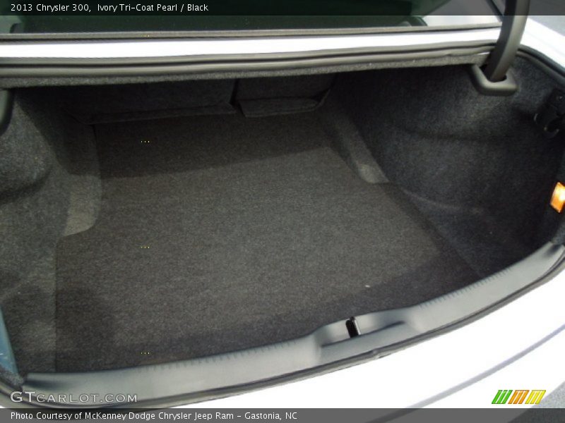 Ivory Tri-Coat Pearl / Black 2013 Chrysler 300