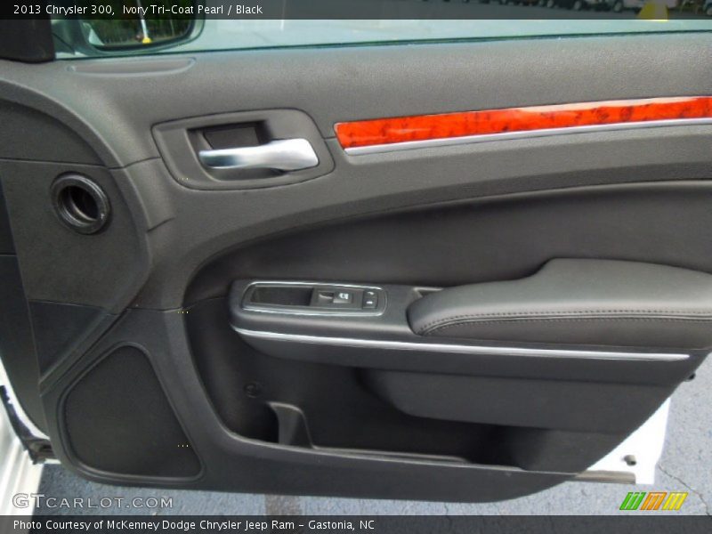 Ivory Tri-Coat Pearl / Black 2013 Chrysler 300