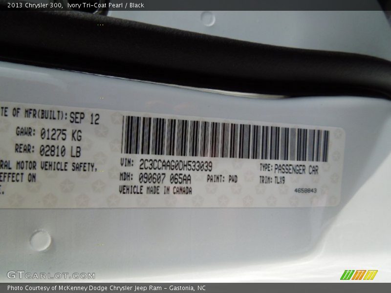 Ivory Tri-Coat Pearl / Black 2013 Chrysler 300