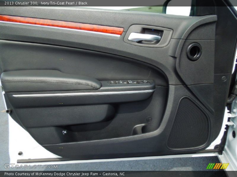 Ivory Tri-Coat Pearl / Black 2013 Chrysler 300
