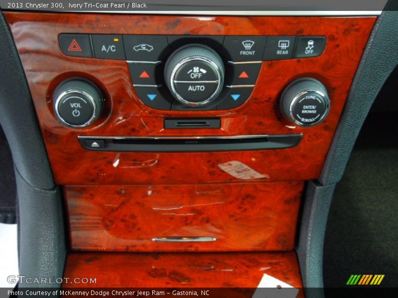 Ivory Tri-Coat Pearl / Black 2013 Chrysler 300
