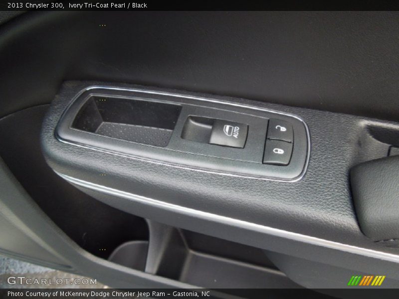 Ivory Tri-Coat Pearl / Black 2013 Chrysler 300