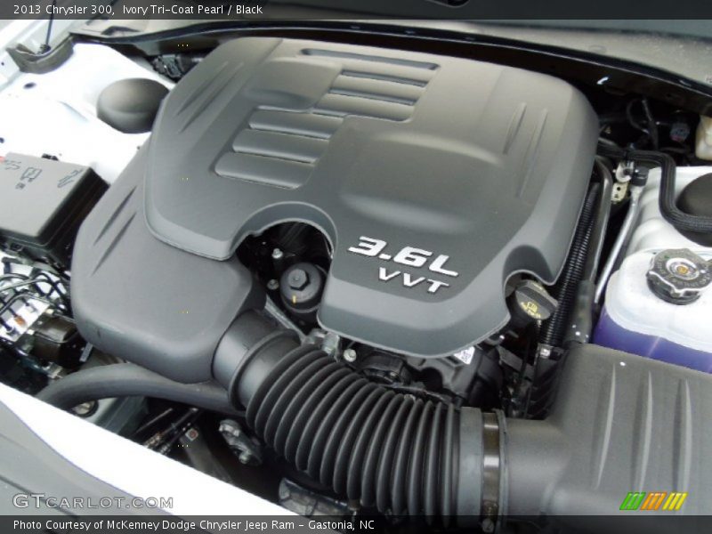 Ivory Tri-Coat Pearl / Black 2013 Chrysler 300