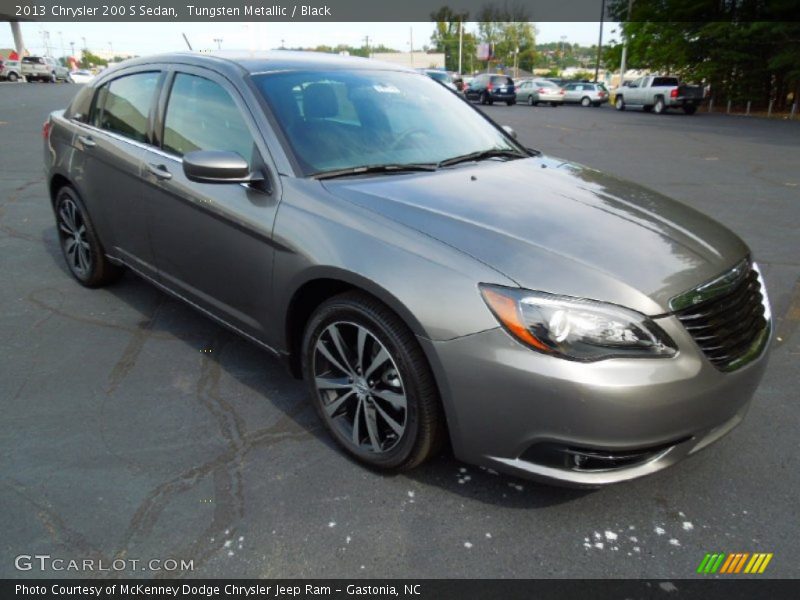 Front 3/4 View of 2013 200 S Sedan