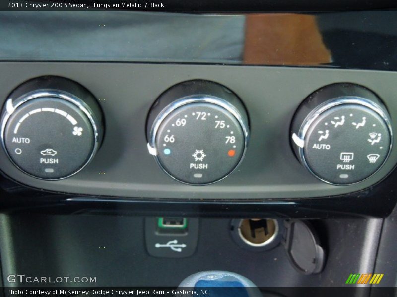 Controls of 2013 200 S Sedan