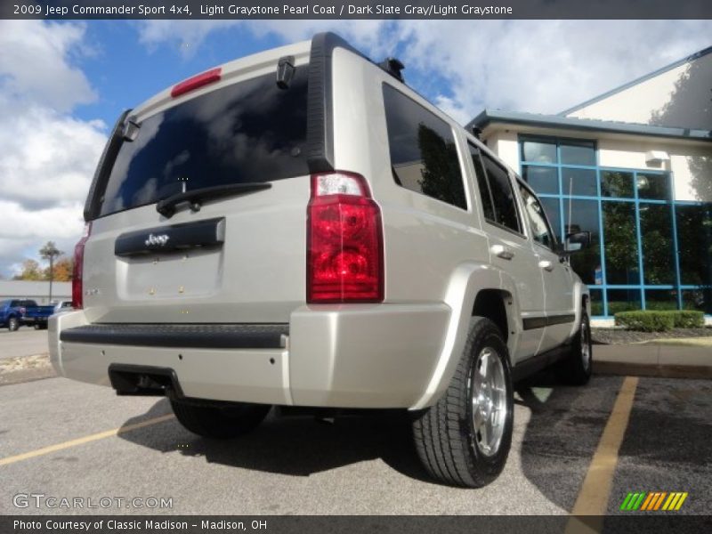 Light Graystone Pearl Coat / Dark Slate Gray/Light Graystone 2009 Jeep Commander Sport 4x4