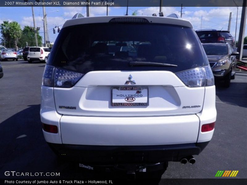Diamond White Pearl / Beige 2007 Mitsubishi Outlander XLS