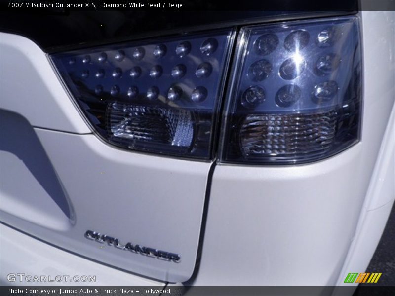 Diamond White Pearl / Beige 2007 Mitsubishi Outlander XLS