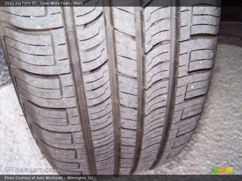 Snow White Pearl / Black 2012 Kia Forte EX