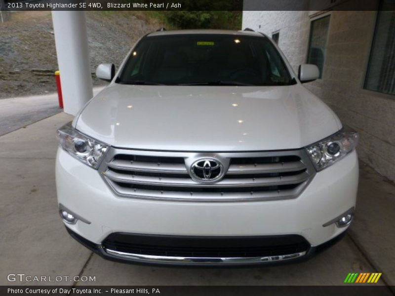 Blizzard White Pearl / Ash 2013 Toyota Highlander SE 4WD