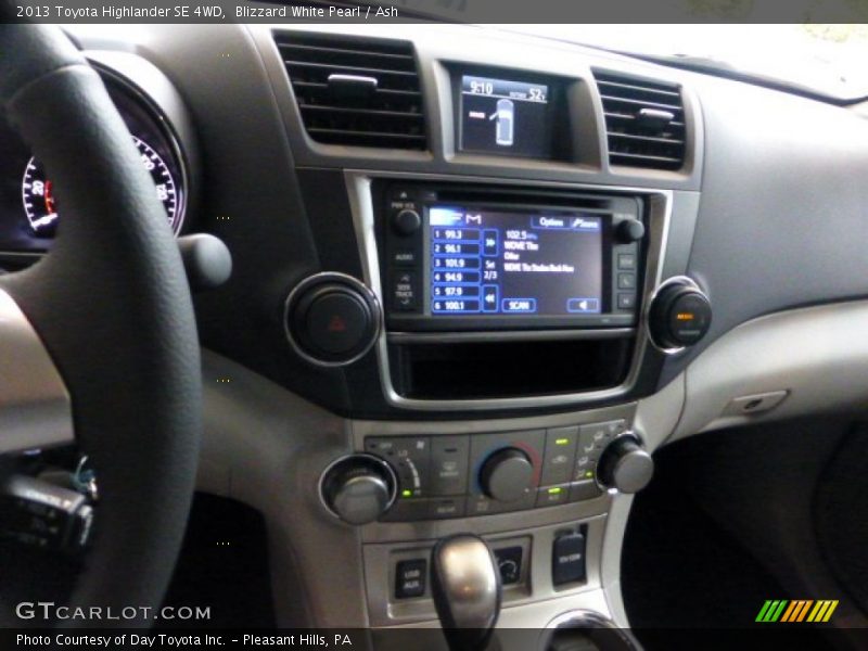 Blizzard White Pearl / Ash 2013 Toyota Highlander SE 4WD