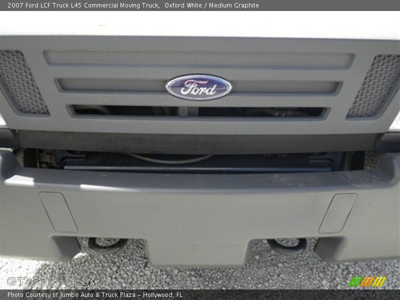 Oxford White / Medium Graphite 2007 Ford LCF Truck L45 Commercial Moving Truck