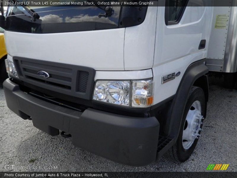 Oxford White / Medium Graphite 2007 Ford LCF Truck L45 Commercial Moving Truck