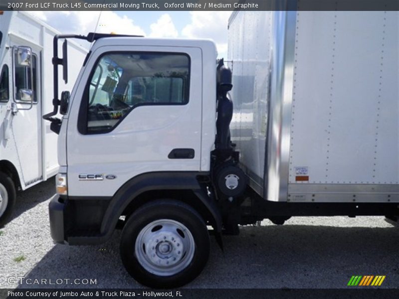 Oxford White / Medium Graphite 2007 Ford LCF Truck L45 Commercial Moving Truck