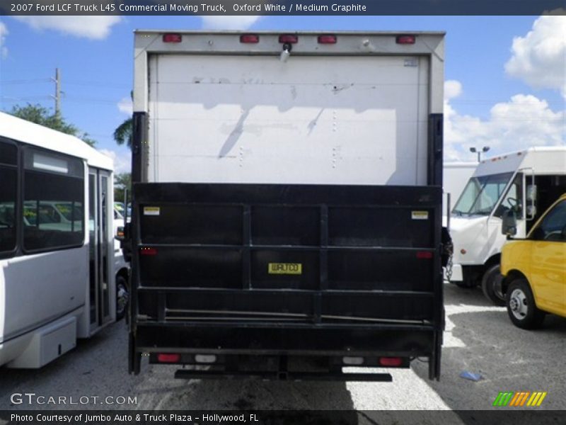Oxford White / Medium Graphite 2007 Ford LCF Truck L45 Commercial Moving Truck