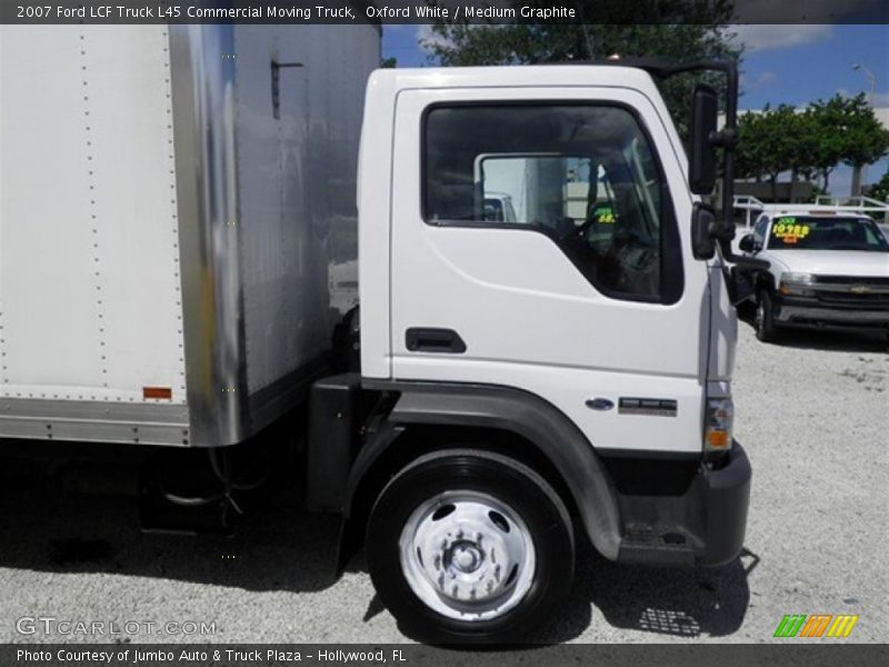 Oxford White / Medium Graphite 2007 Ford LCF Truck L45 Commercial Moving Truck