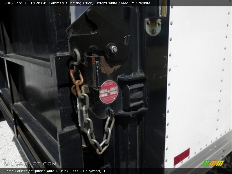 Oxford White / Medium Graphite 2007 Ford LCF Truck L45 Commercial Moving Truck