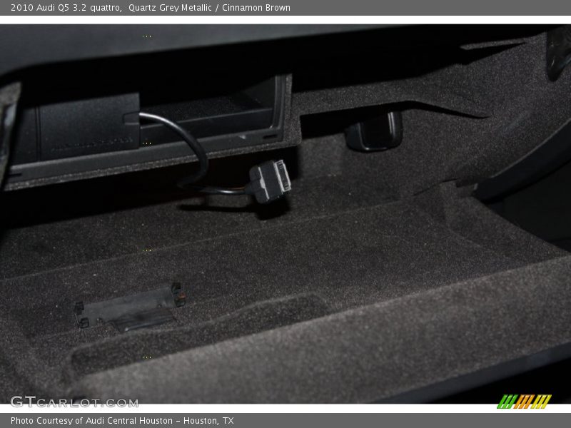 Quartz Grey Metallic / Cinnamon Brown 2010 Audi Q5 3.2 quattro