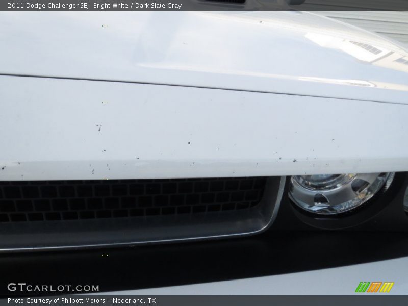 Bright White / Dark Slate Gray 2011 Dodge Challenger SE