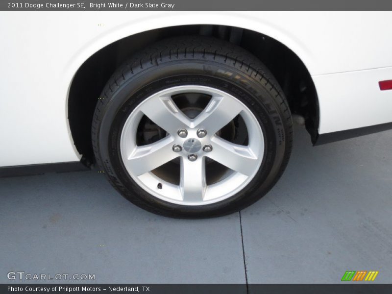 Bright White / Dark Slate Gray 2011 Dodge Challenger SE