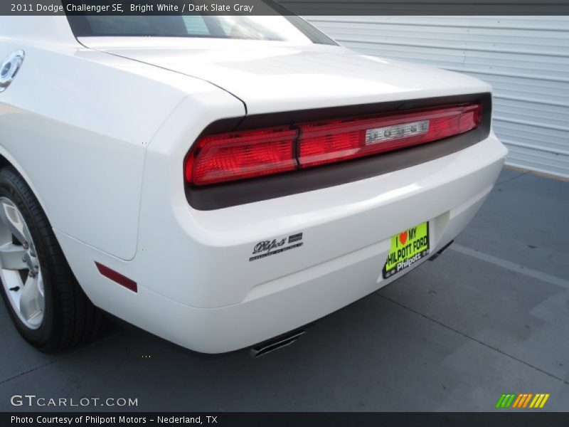 Bright White / Dark Slate Gray 2011 Dodge Challenger SE