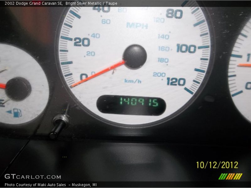 Bright Silver Metallic / Taupe 2002 Dodge Grand Caravan SE