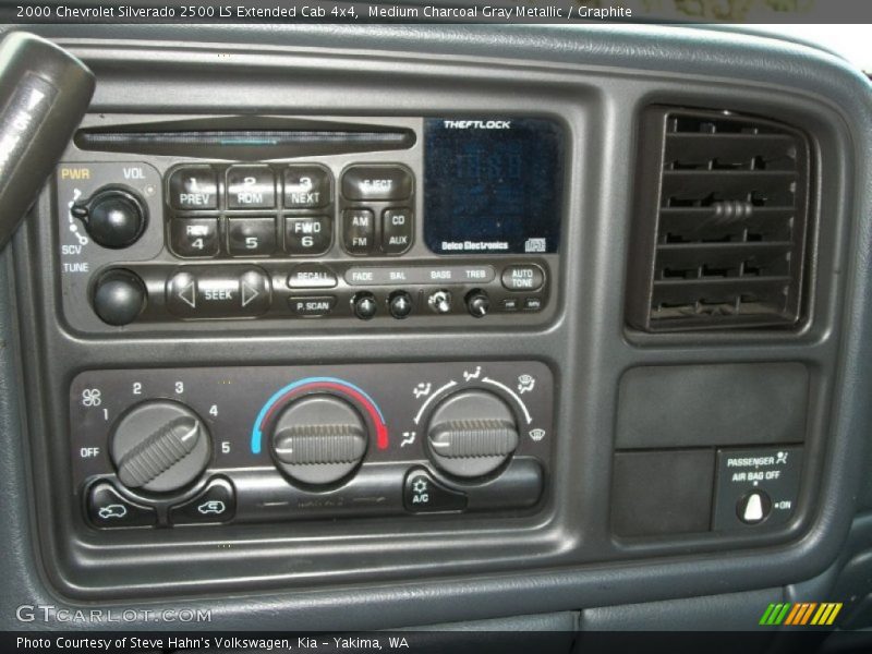 Controls of 2000 Silverado 2500 LS Extended Cab 4x4
