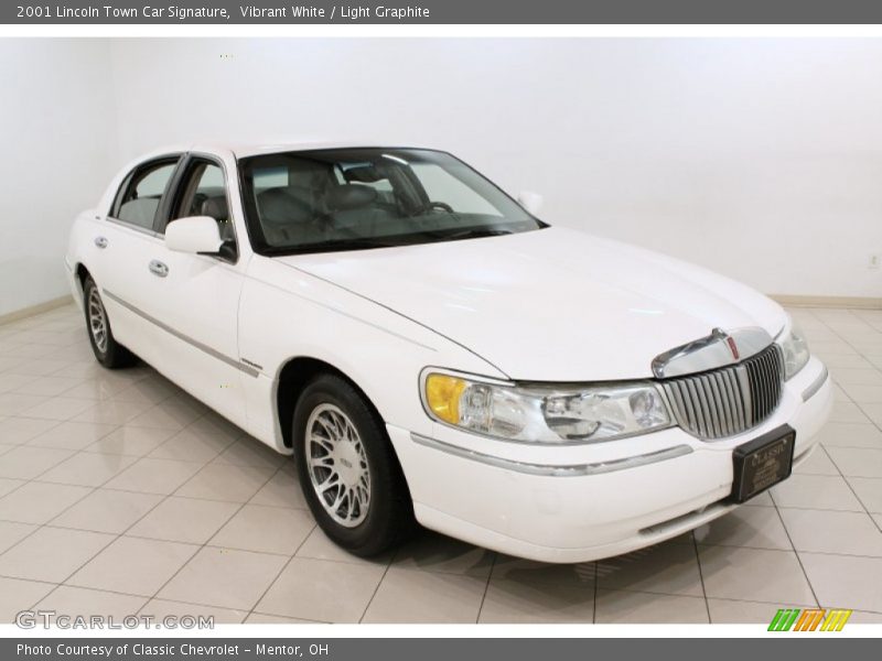 Vibrant White / Light Graphite 2001 Lincoln Town Car Signature