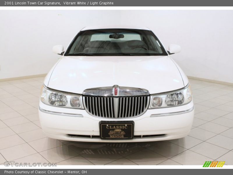 Vibrant White / Light Graphite 2001 Lincoln Town Car Signature